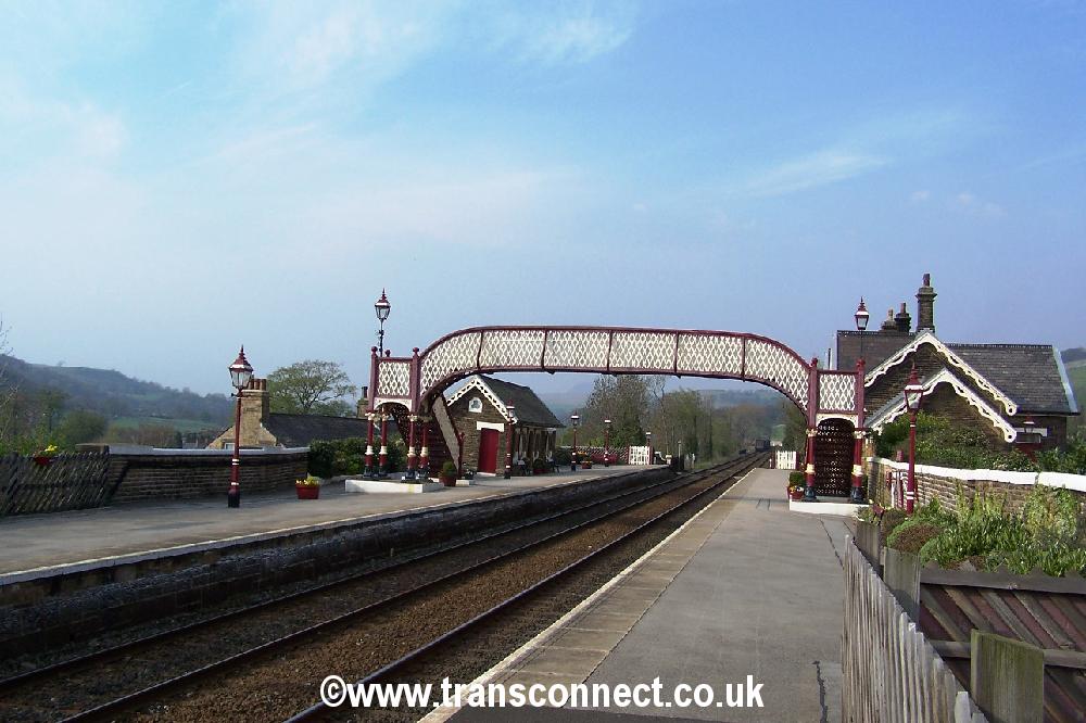 Footbridge Settle Station 2 040506.JPG